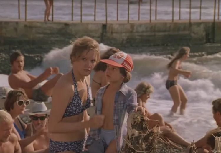 Советские и голливудские красавицы на пляже в купальниках